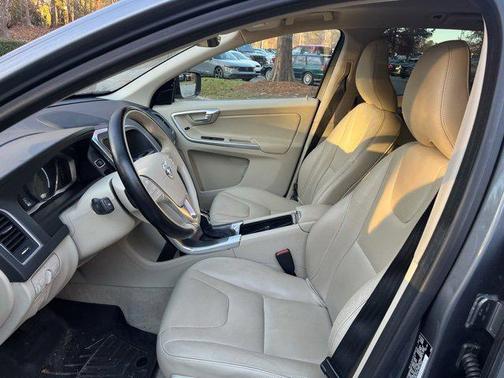 2016 Volvo XC60 T5 Drive-E Platinum