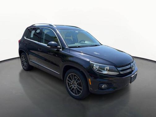 Deep Black Metallic 2012 Volkswagen Tiguan SE