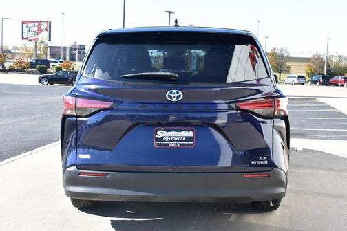 2022 Toyota Sienna LE