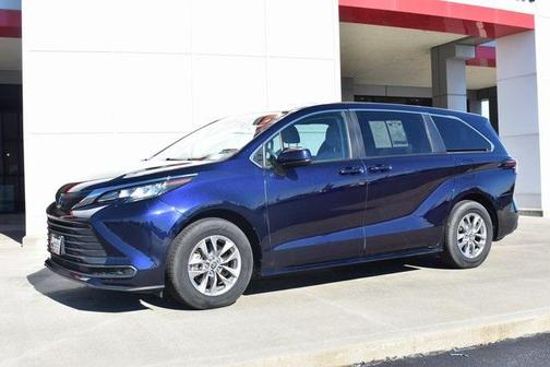2022 Toyota Sienna LE