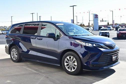2022 Toyota Sienna LE