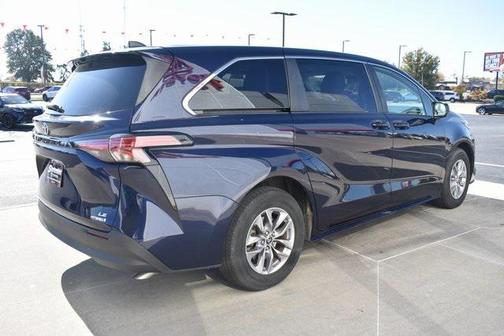 2022 Toyota Sienna LE