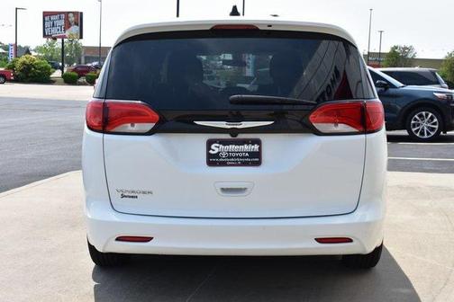 2022 Chrysler Voyager LX