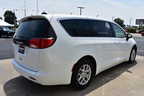 2022 Chrysler Voyager LX