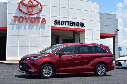 2021 Toyota Sienna XLE 8 Passenger