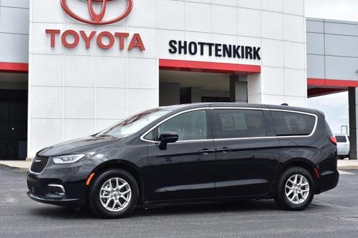 Diamond Black Crystal Pearlcoat 2025 Chrysler Pacifica L