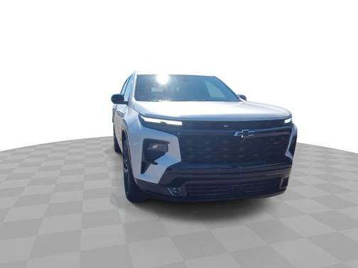 Iridescent Pearl Tricoat 2024 Chevrolet Traverse RS