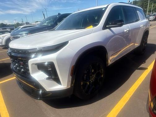 Iridescent Pearl Tricoat 2024 Chevrolet Traverse RS