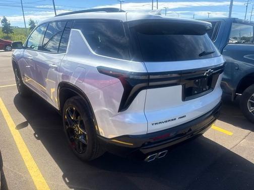 Iridescent Pearl Tricoat 2024 Chevrolet Traverse RS