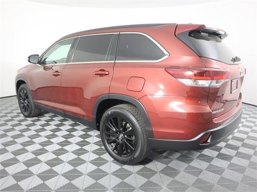 Photo 3 of 3 of 2019 Toyota Highlander SE