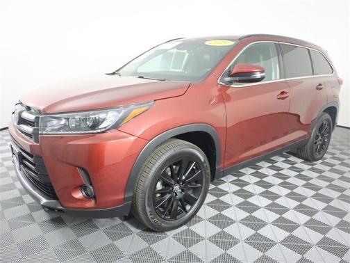 Photo 2 of 3 of 2019 Toyota Highlander SE