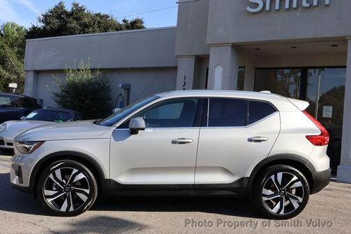 2025 Volvo XC40 B5 Plus Bright Theme
