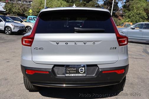 2025 Volvo XC40 B5 Plus Dark Theme