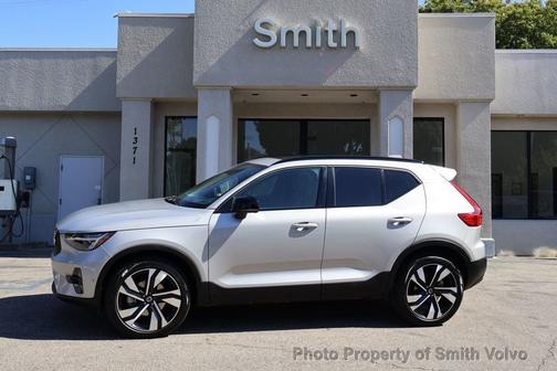 2025 Volvo XC40 B5 Plus Dark Theme