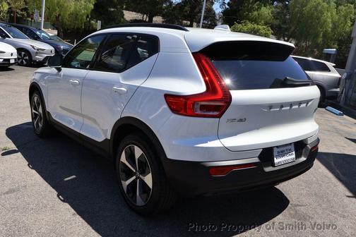 2023 Volvo XC40 B5 AWD Ultimate Dark