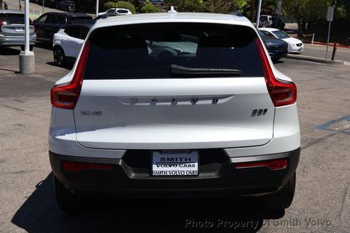 2023 Volvo XC40 B5 AWD Ultimate Dark