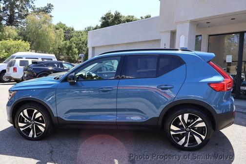2024 Volvo XC40 B5 Plus Dark