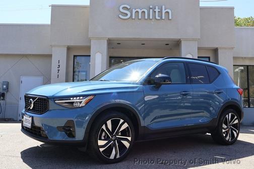 2024 Volvo XC40 B5 Plus Dark