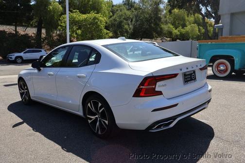 2022 Volvo S60 Recharge Plug-In Hybrid eAWD R Design Expression