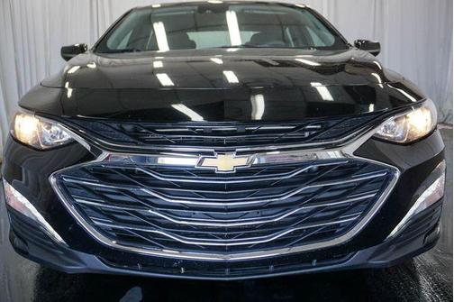 Mosaic Black Metallic 2023 Chevrolet Malibu FWD 1LT