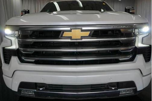 Iridescent Pearl Tricoat 2024 Chevrolet Silverado 1500 High Country