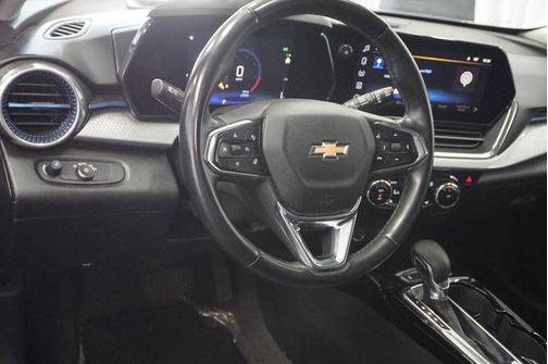 Mosaic Black Metallic 2025 Chevrolet Trax LT