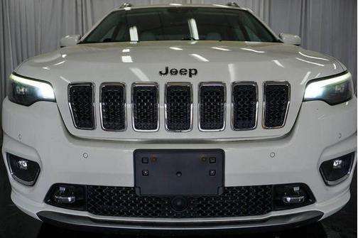 Pearl White Pearlcoat 2019 Jeep Cherokee Overland