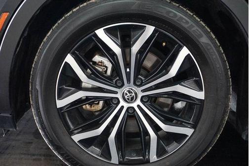 Black 2025 Toyota Crown XLE