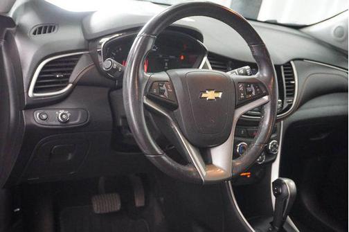Summit White 2022 Chevrolet Trax LT