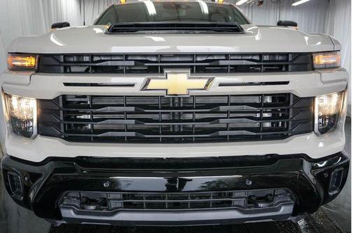 White Sands 2026 Chevrolet Silverado 2500 Custom