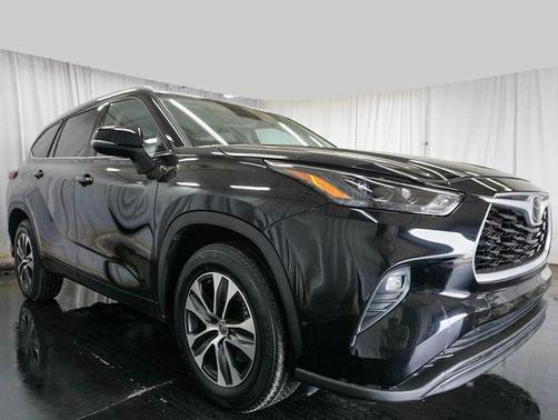 Midnight Black Metallic 2022 Toyota Highlander XLE