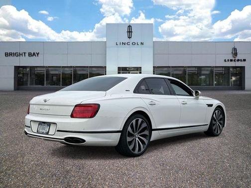 Ghost White Pearlescent by Mulliner 2024 Bentley Flying Spur S