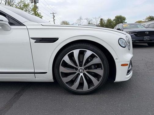 Ghost White Pearlescent by Mulliner 2024 Bentley Flying Spur S