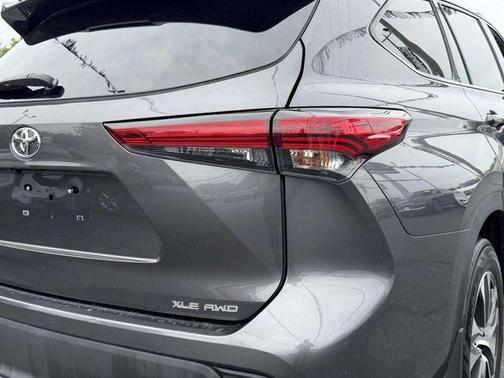 Magnetic Gray Metallic 2021 Toyota Highlander XLE