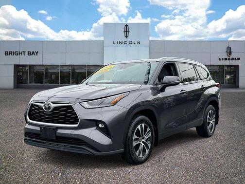 Magnetic Gray Metallic 2021 Toyota Highlander XLE