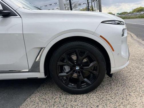 Mineral White Metallic 2024 BMW X7 xDrive40i