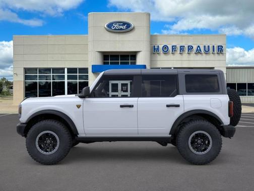 Oxford White 2025 Ford Bronco Badlands