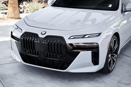 2024 BMW 750e i xDrive