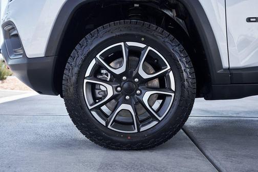 Silver Zynith Metallic Clearcoat 2024 Jeep Compass Trailhawk