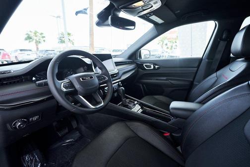 Silver Zynith Metallic Clearcoat 2024 Jeep Compass Trailhawk