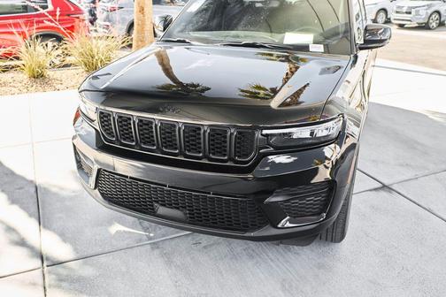 Diamond Black Crystal Pearlcoat 2024 Jeep Grand Cherokee Altitude