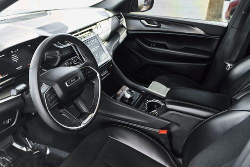Diamond Black Crystal Pearlcoat 2024 Jeep Grand Cherokee Altitude
