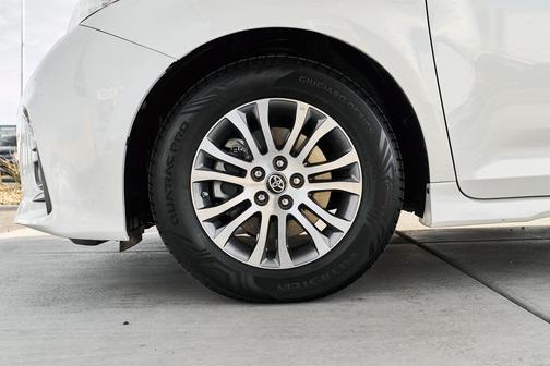 2020 Toyota Sienna XLE