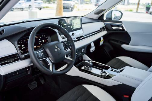 Moonstone Gray Metallic 2026 Mitsubishi Outlander SE 1.5T S-AWC