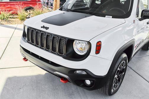Alpine White Clearcoat 2023 Jeep Renegade Trailhawk