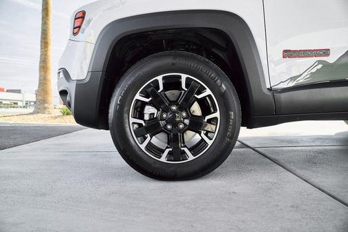 Alpine White Clearcoat 2023 Jeep Renegade Trailhawk