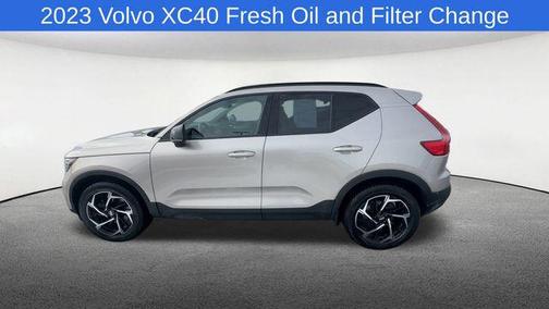 2023 Volvo XC40 B5 Plus Dark Theme