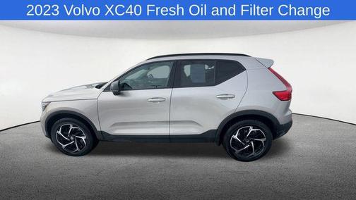 2023 Volvo XC40 B5 Plus Dark Theme