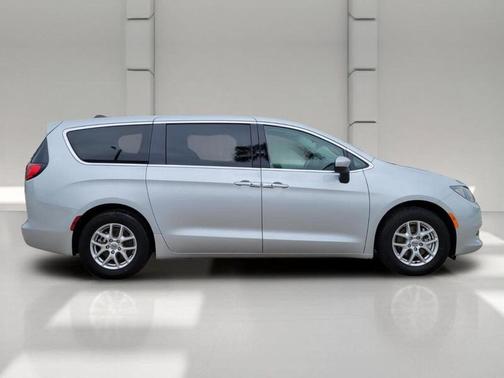 Silver Mist Clearcoat 2023 Chrysler Voyager LX