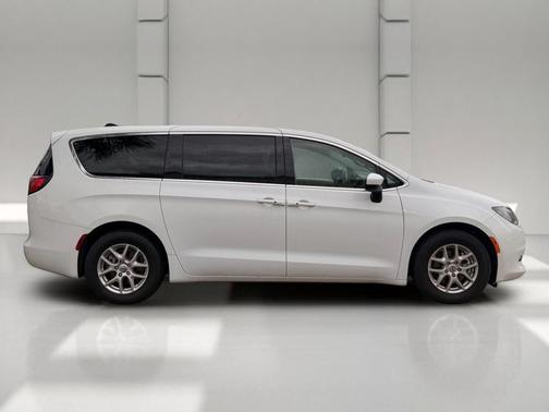 Bright White Clearcoat 2023 Chrysler Voyager LX
